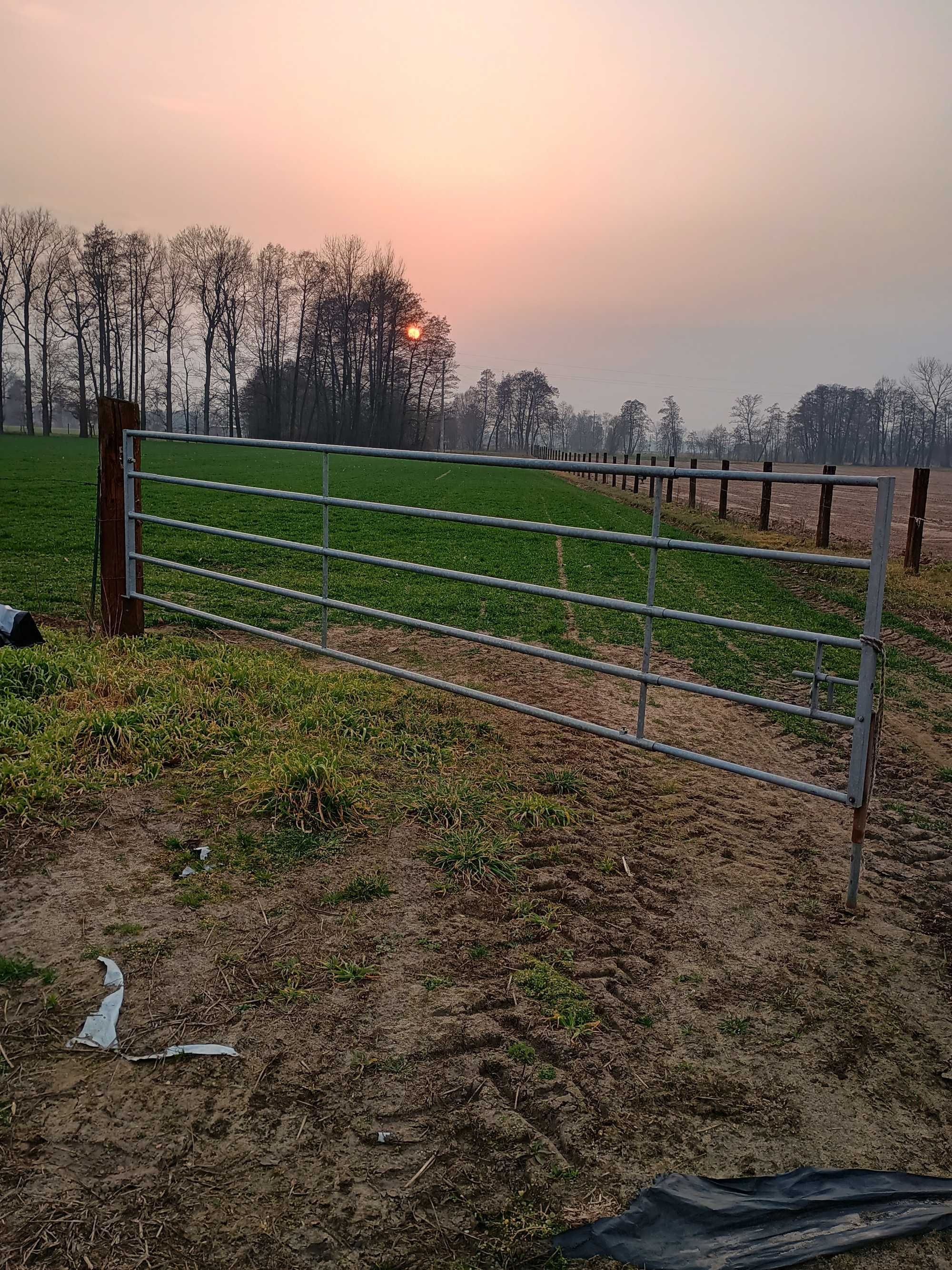 Drabiny paszowe zatrzaskowe skośne bramy łąkowe bariery wygrodzenia
