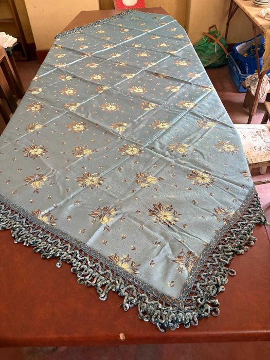 Várias colchas de damasco do século passado