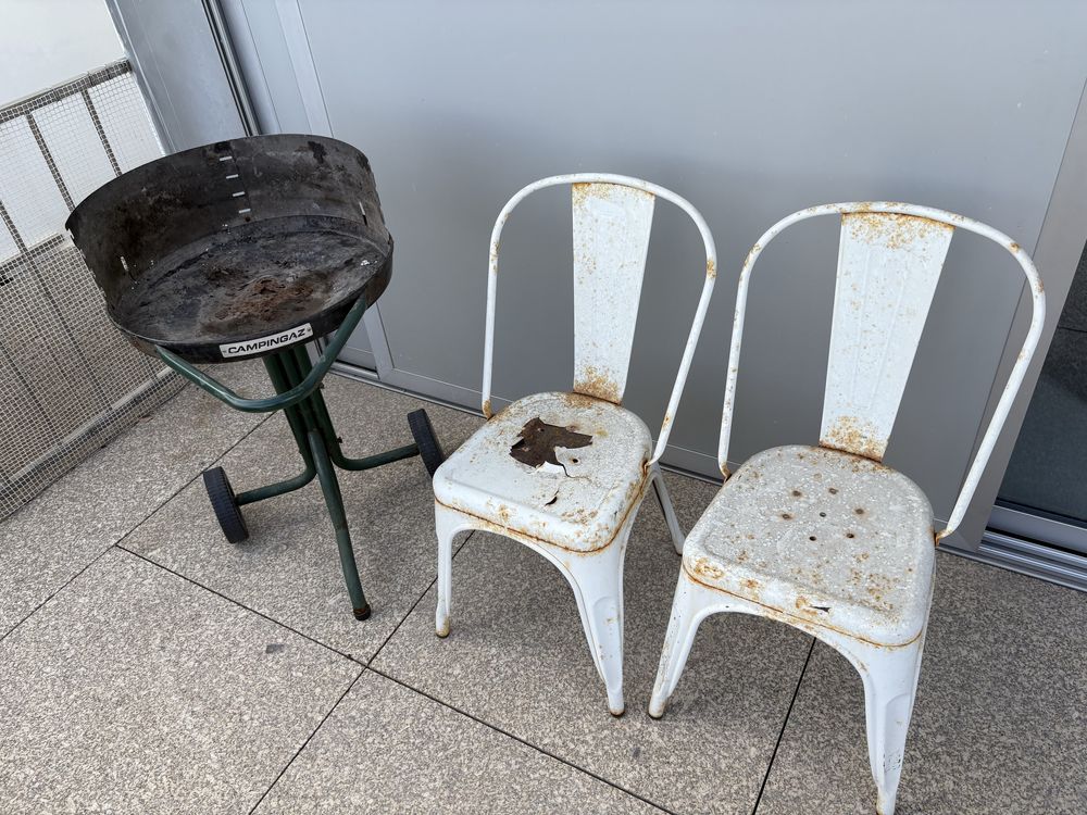 Duas cadeiras Tolix em ferro e barbecue campingaz para restaurar