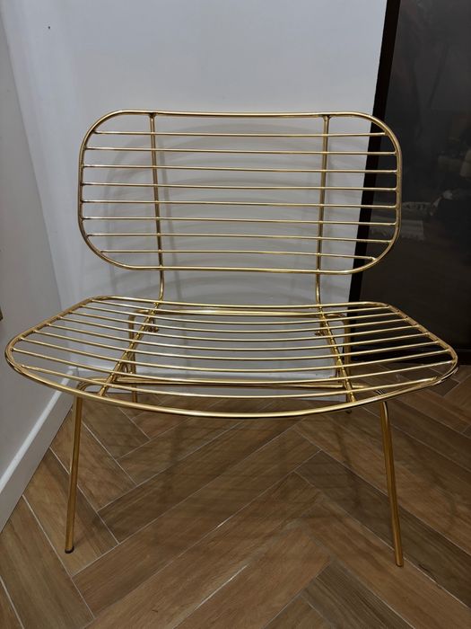 Złota ławka do przedpokoju