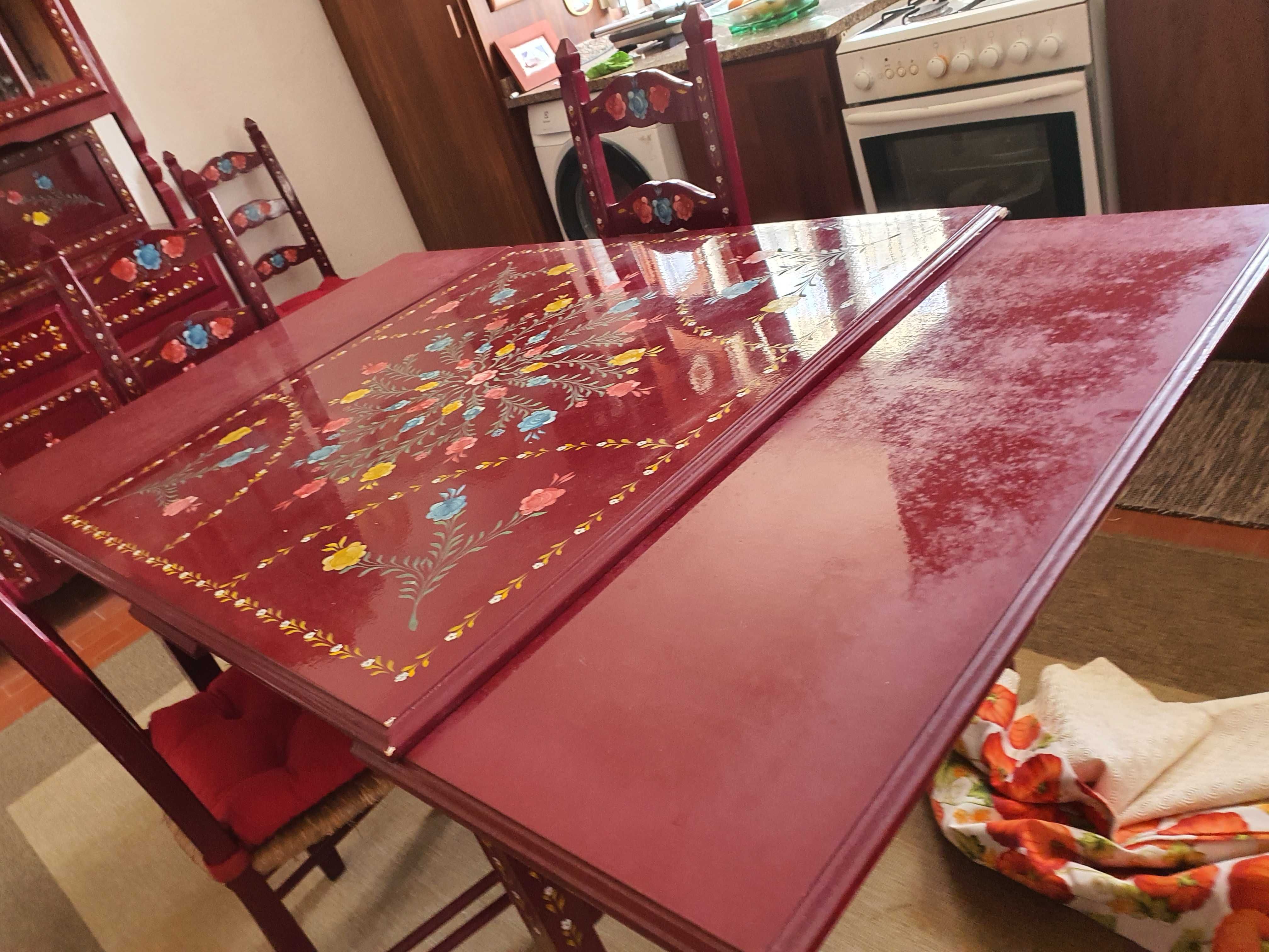 Mesa de jantar extensível e pintada à mão, com 6 cadeiras a condizer.