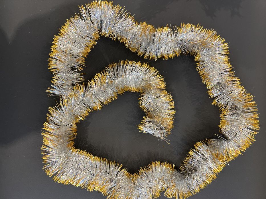 Новорічна мішура на ялинку різного кольору