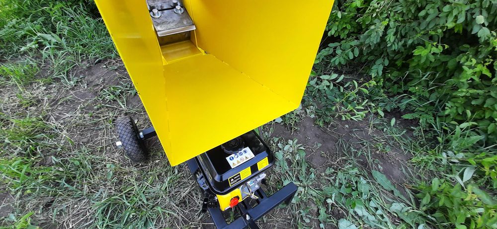 Професійний подрібнювач гілок. Садовий подрібнювач. Гілкоруб. Дробарка