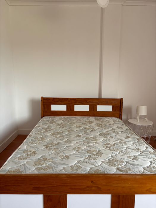 Cama de casal 140X190 (com estrado e colchão)