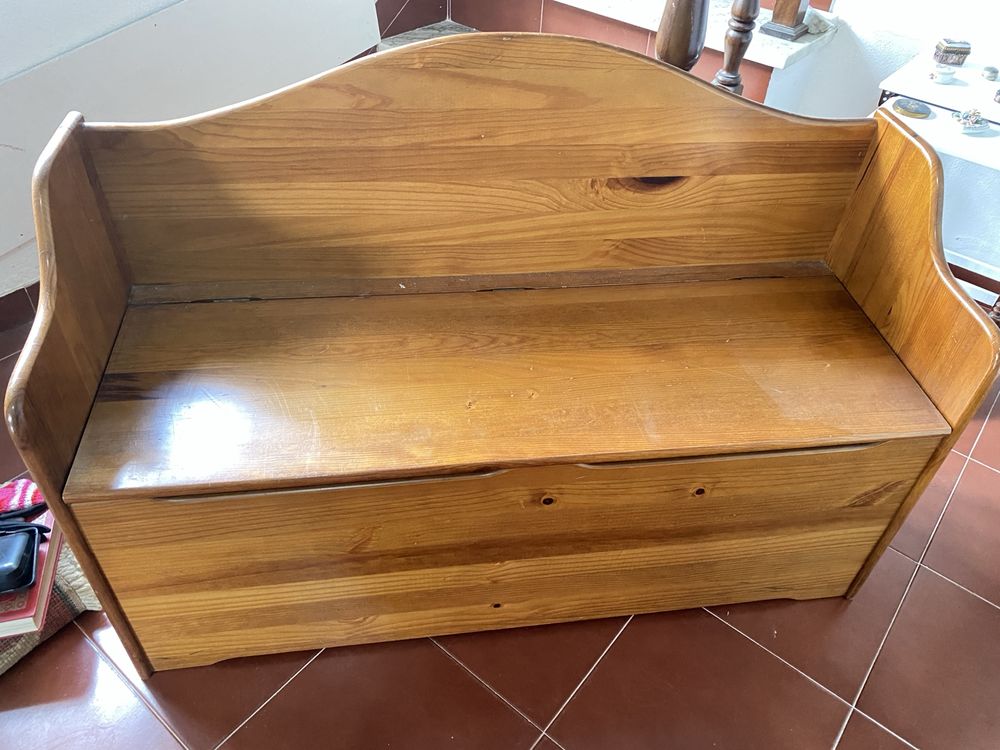 Banco/arca de madeira com muita arrumacao