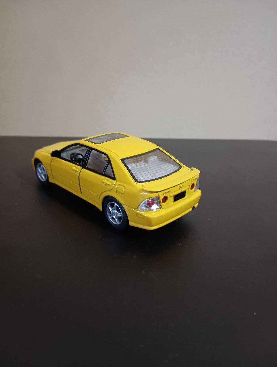 Lexus IS300, Kinsmart 1:36