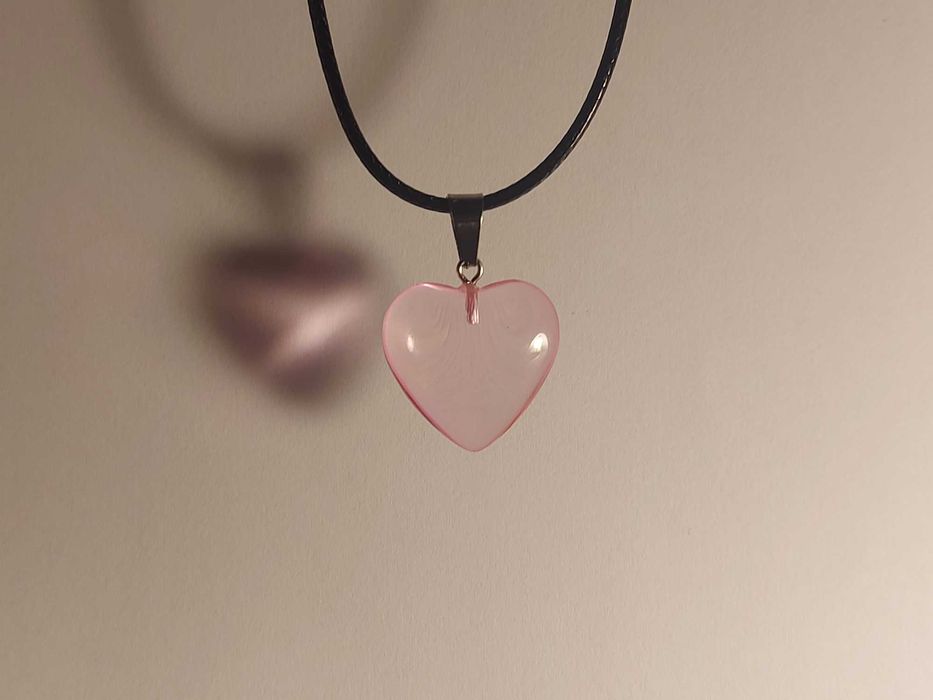 Colar Coração Rosa Claro– Transparente, Fio Preto Leve e Ajustável