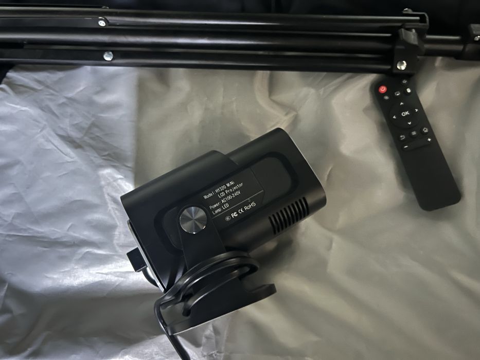 Mode I: HY320 MiNi LCD Projector Power: AC100-240V Lamp: LED