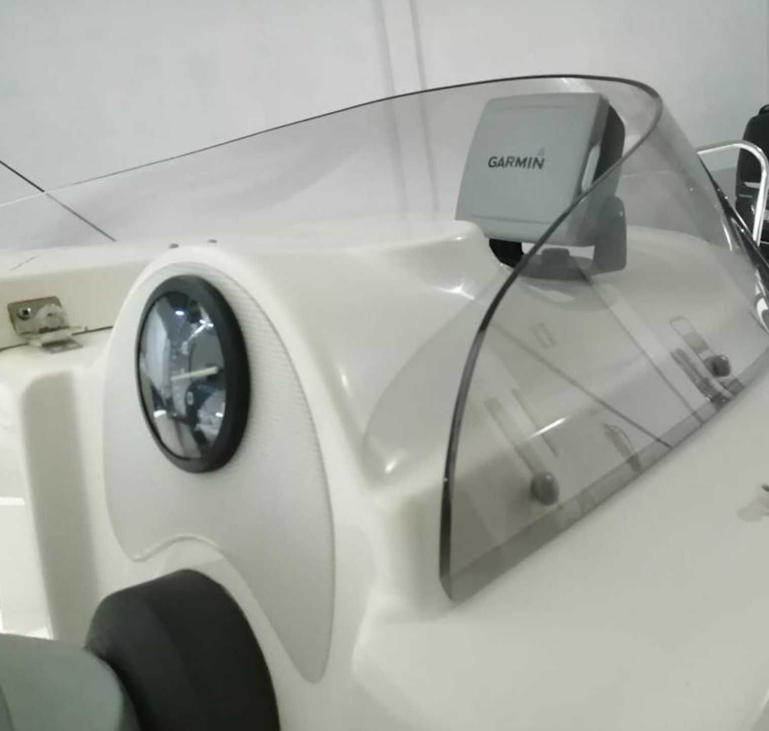 Barco Quicksilver Cabin 430 com Motor 40 HP