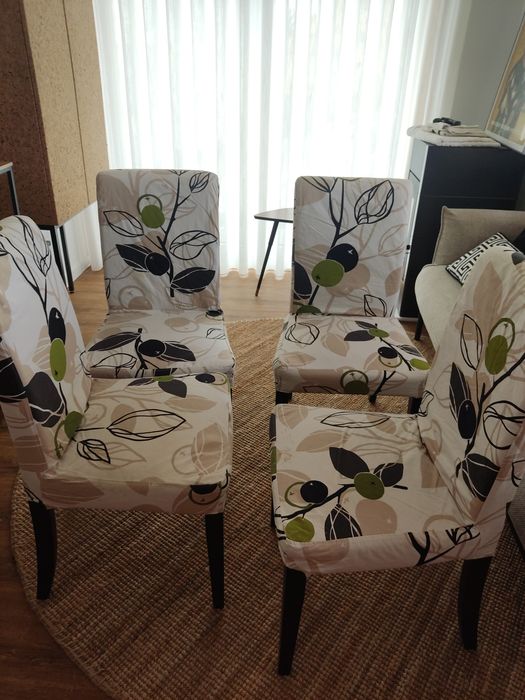 Cadeiras IKEA com mesa de jantar extensível