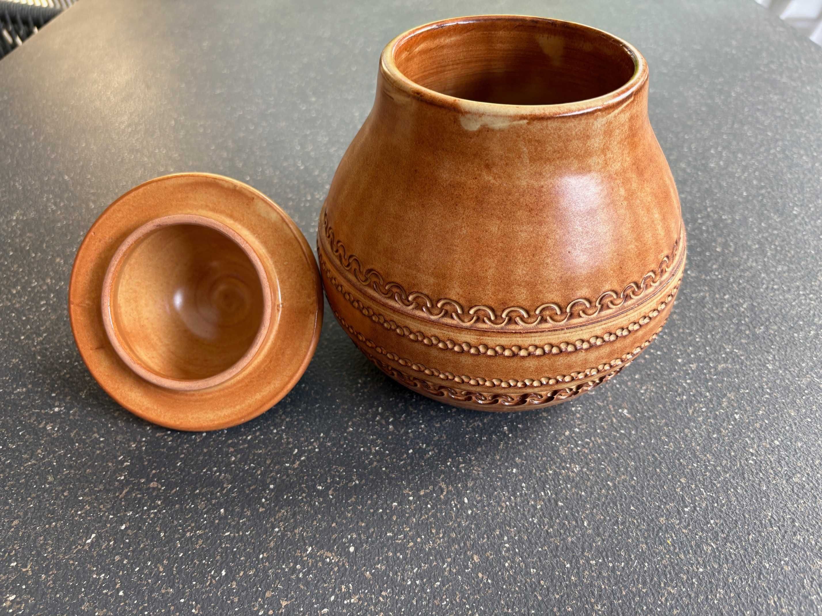 Efektownie zdobiony  pojemnik ceramiczny z przykrywką