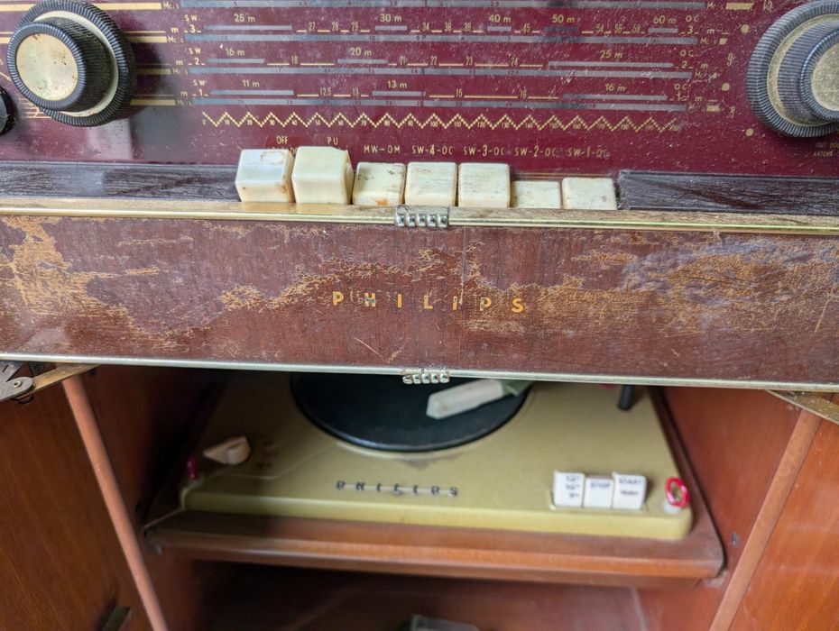 Vendo dois móveis com rádio e giradiscos.dicos.