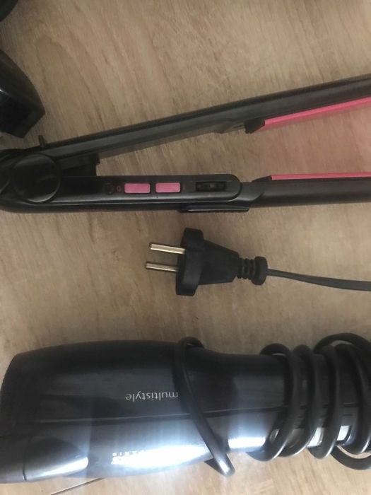 dois alisadores um secador e uma maquina de cortar cabelo usados
