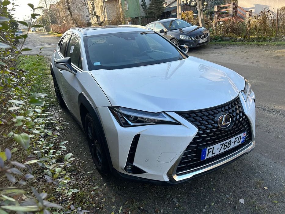 Lexus UX Mały przebieg. Do poprawek lakierniczych.