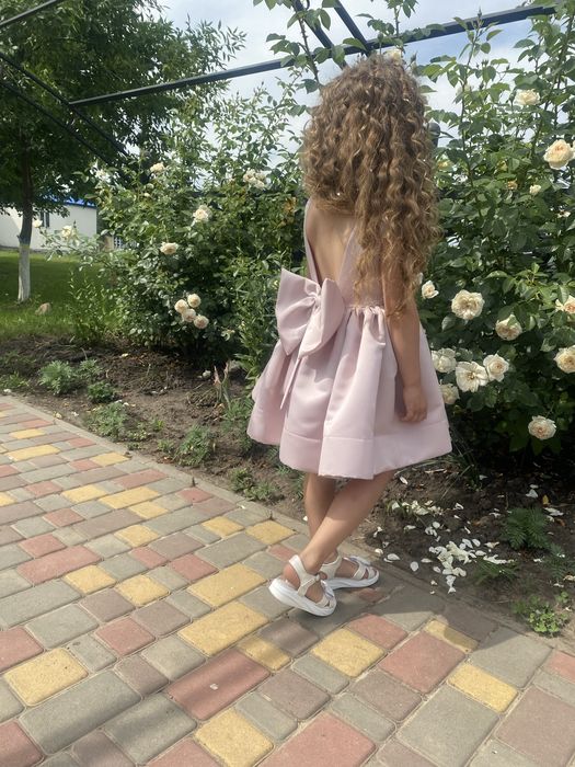 Продам сукню на дівчинку 104-110 роз