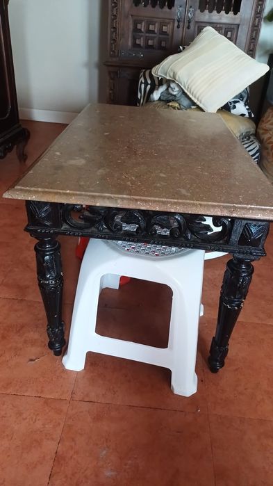 Mesa de centro com tampo de granito