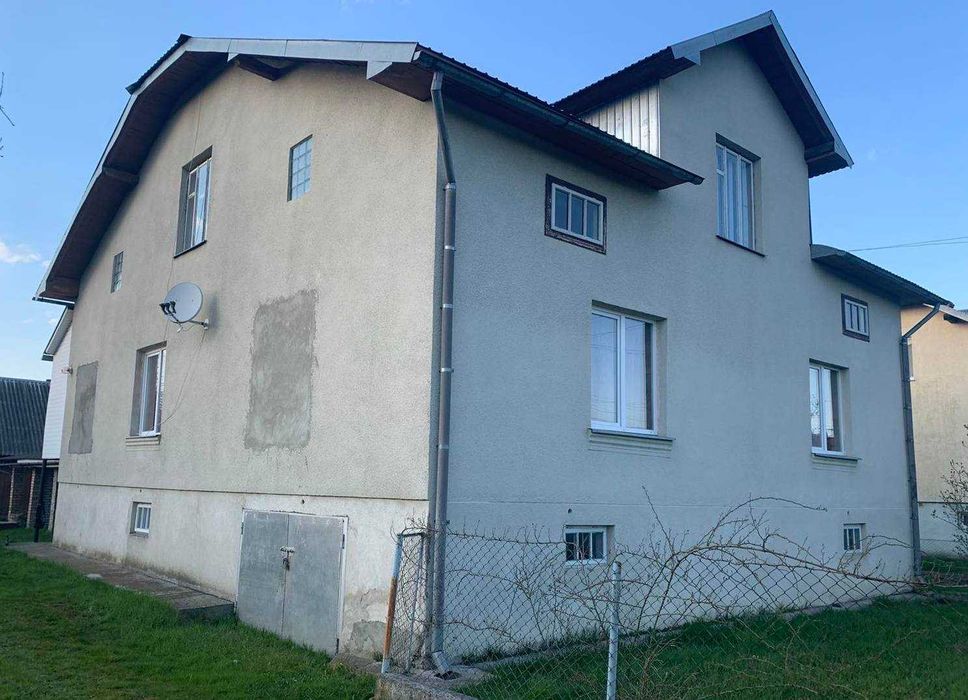 Продається будинок та земельна ділянка. Ідеальне розташування.