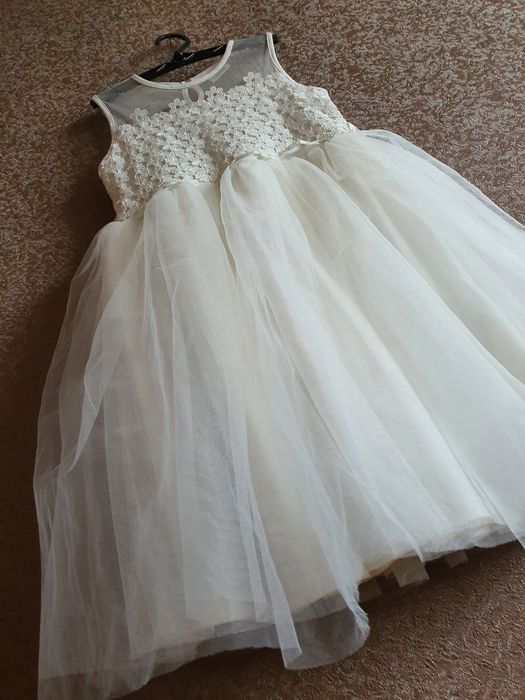 Неймовірно ніжне святкове пишне білосніжне платтячко