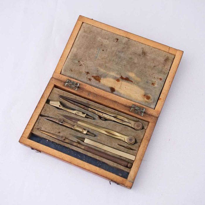 Estojo de desenho técnico em madeira e acessórios em metal