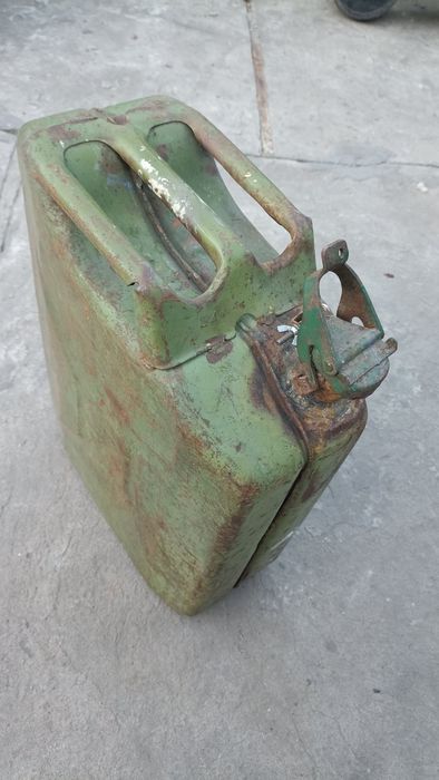 Продам канистру на 20 л