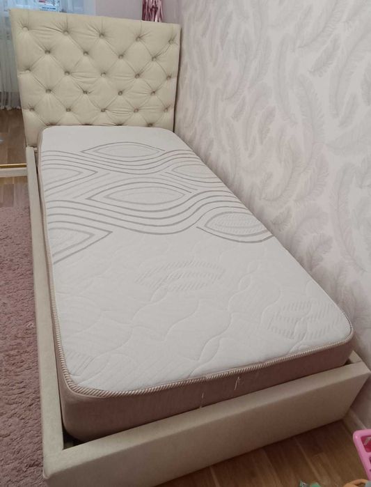 Ліжко одномісне з матрацом, матрац зручний та комфортний, гарний стан