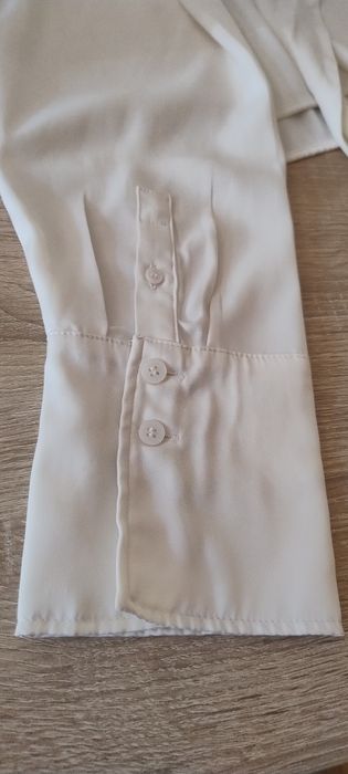 Szykowna, biała koszula z wiązaniem i makietami H&M