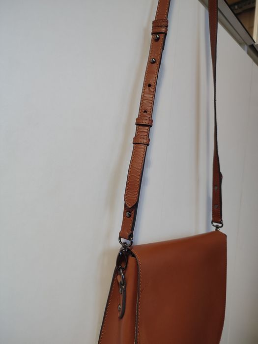 Сумка из натуральной кожи Clarks на плече