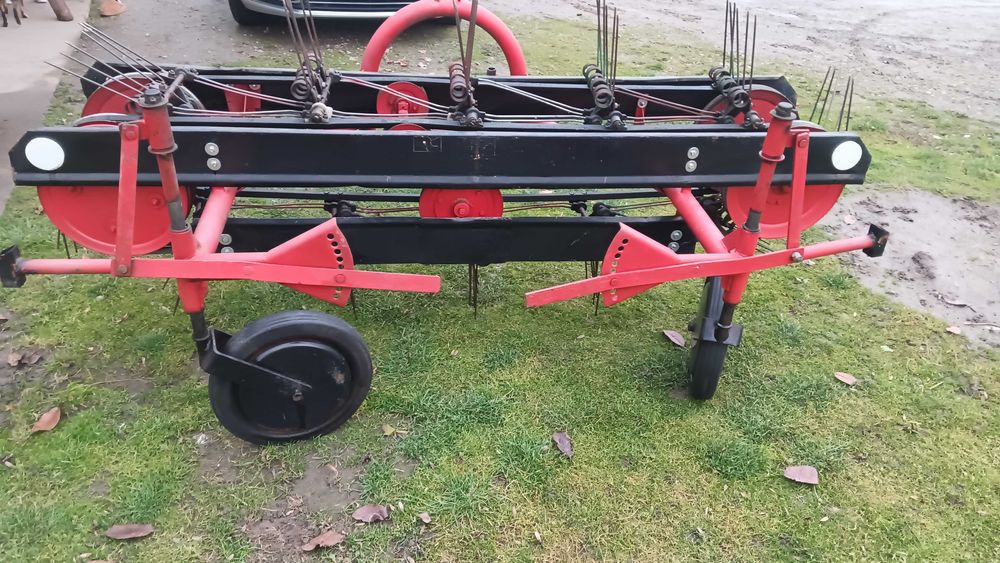 Zgrabiarka przetrząsarka pasowa taśmowa do siana słomy