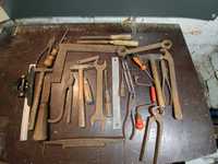Zestaw starych narzędzi ośnik młotek klucz kątownik