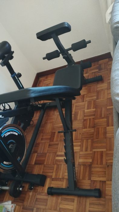 Bicicleta ergométrica e banco academia