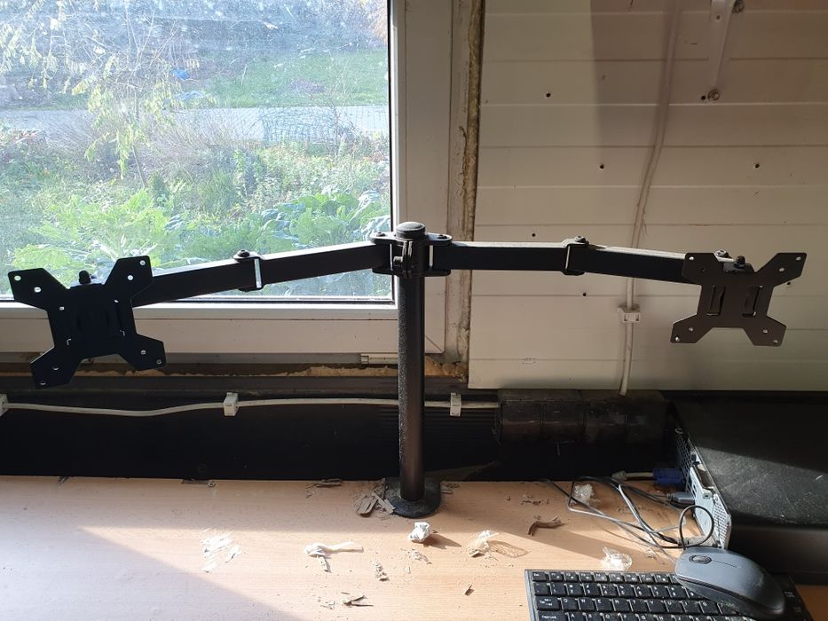 Uchwyt na dwa monitory mocowany do biurka