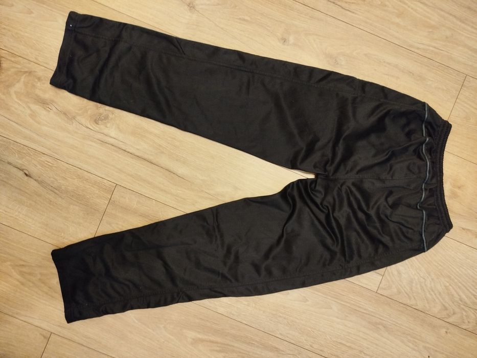 Spodnie dresowe na rozmiar 122/128 cm