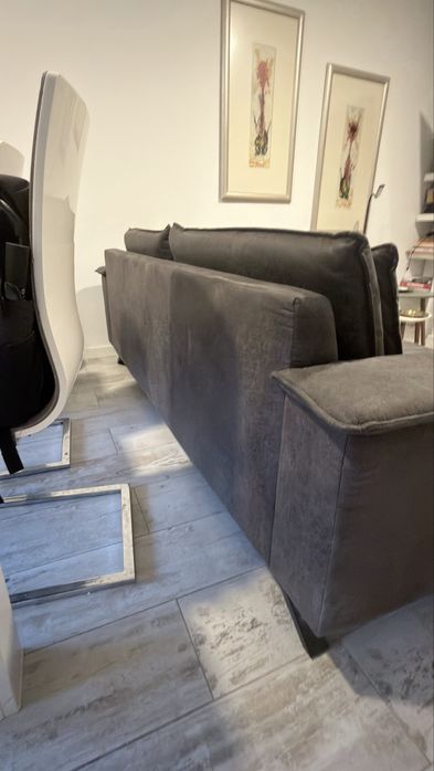 Sofa 3 lugares com pequeno estrago no braço direito