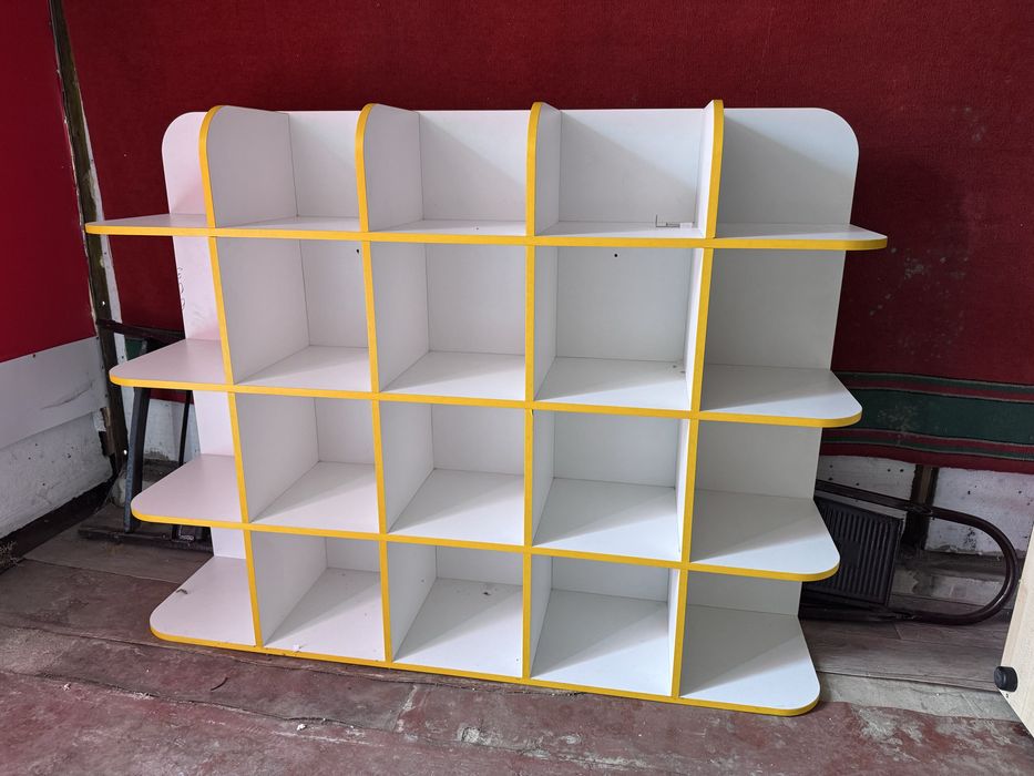 Біла стелаж-полиця з жовтими краями - 12 секцій,