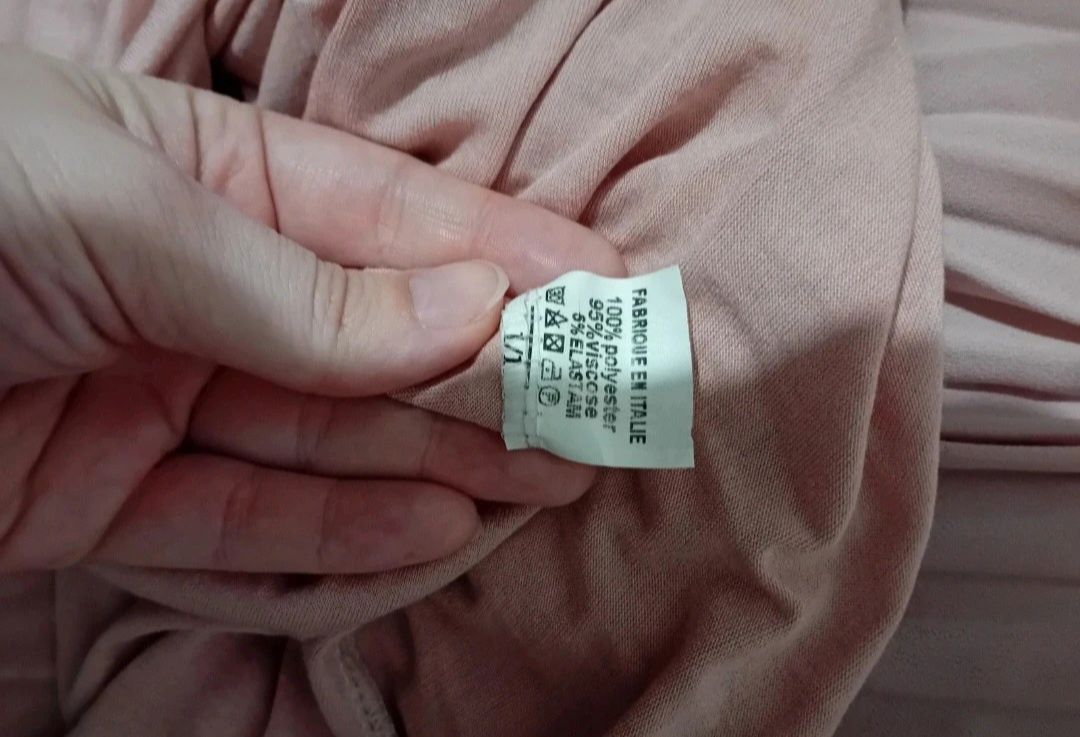 Plisowana sukienka pudrowy róż Cocomoda