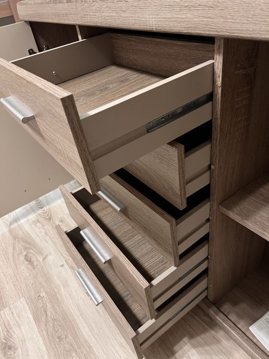 Szafkę RTV z wieloma półkami