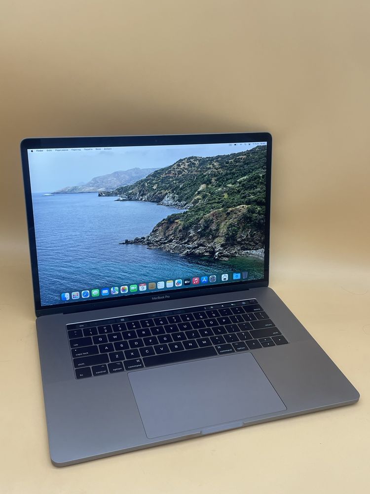 Macbook pro 2017 15.4 256gb ssd  i7 16 gb оперативної памʼяті