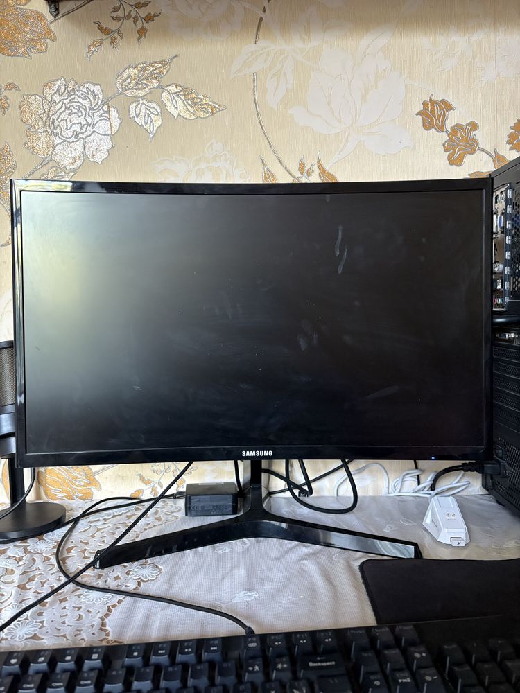 изогнутый монитор Samsung 24” (C24F396FH) в отличном состоянии