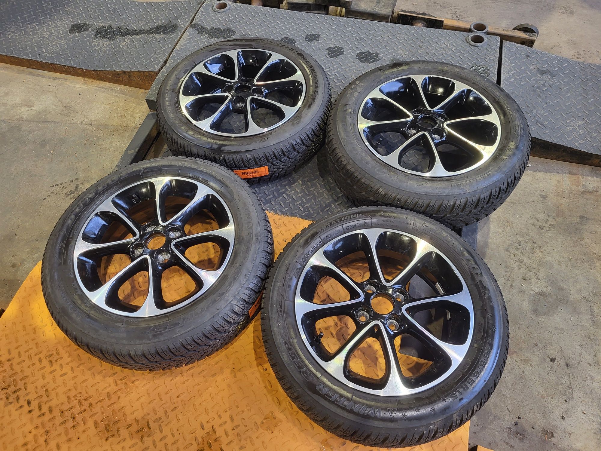 Całe koła Smart 4x100 185/60/15 Dunlop 7mm dot2616r