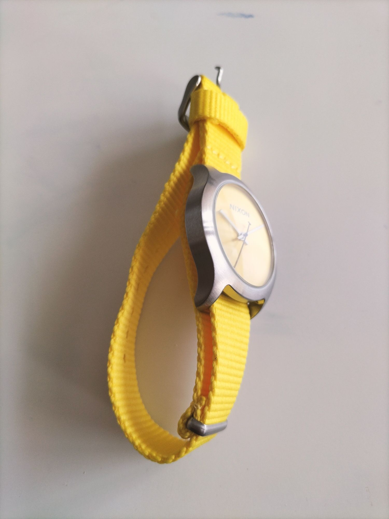 Relógio NIXON amarelo