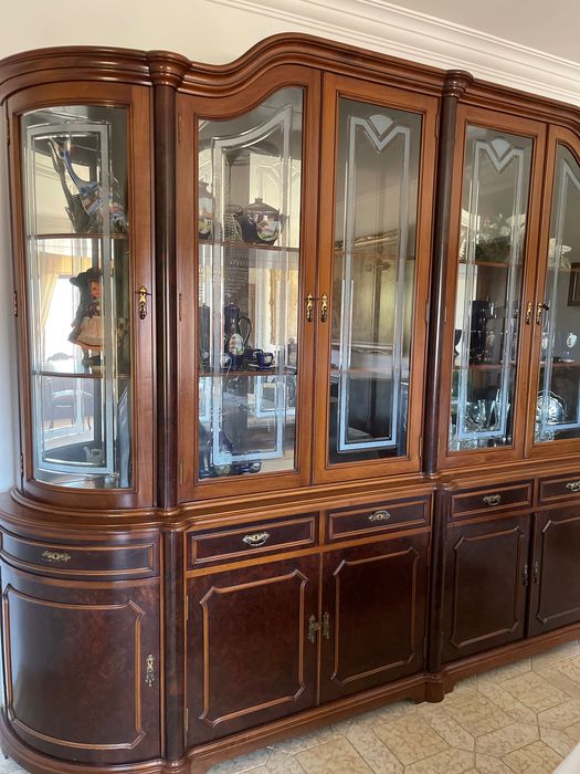 Buffet em nogueira com vitrina muito bom estado como novo