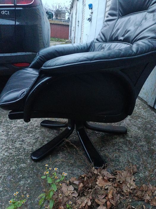 Продам шкіряне крісло офісне