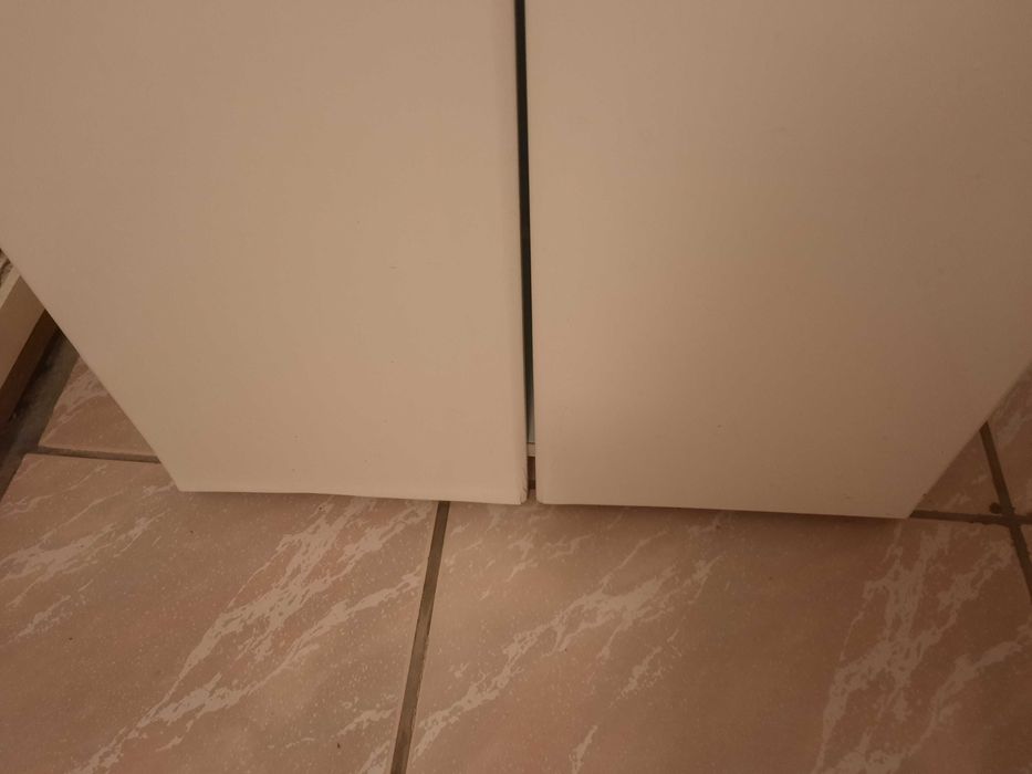 Szafka z umywalką i baterią