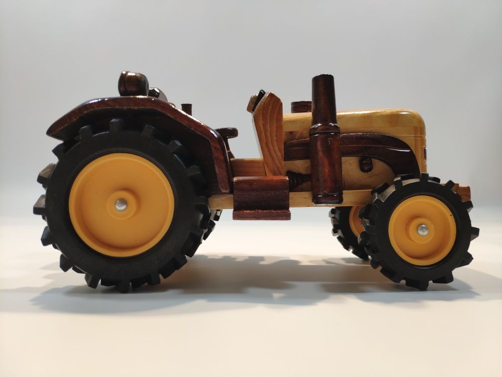 Drewniany traktor - model z otwartą kabiną.
