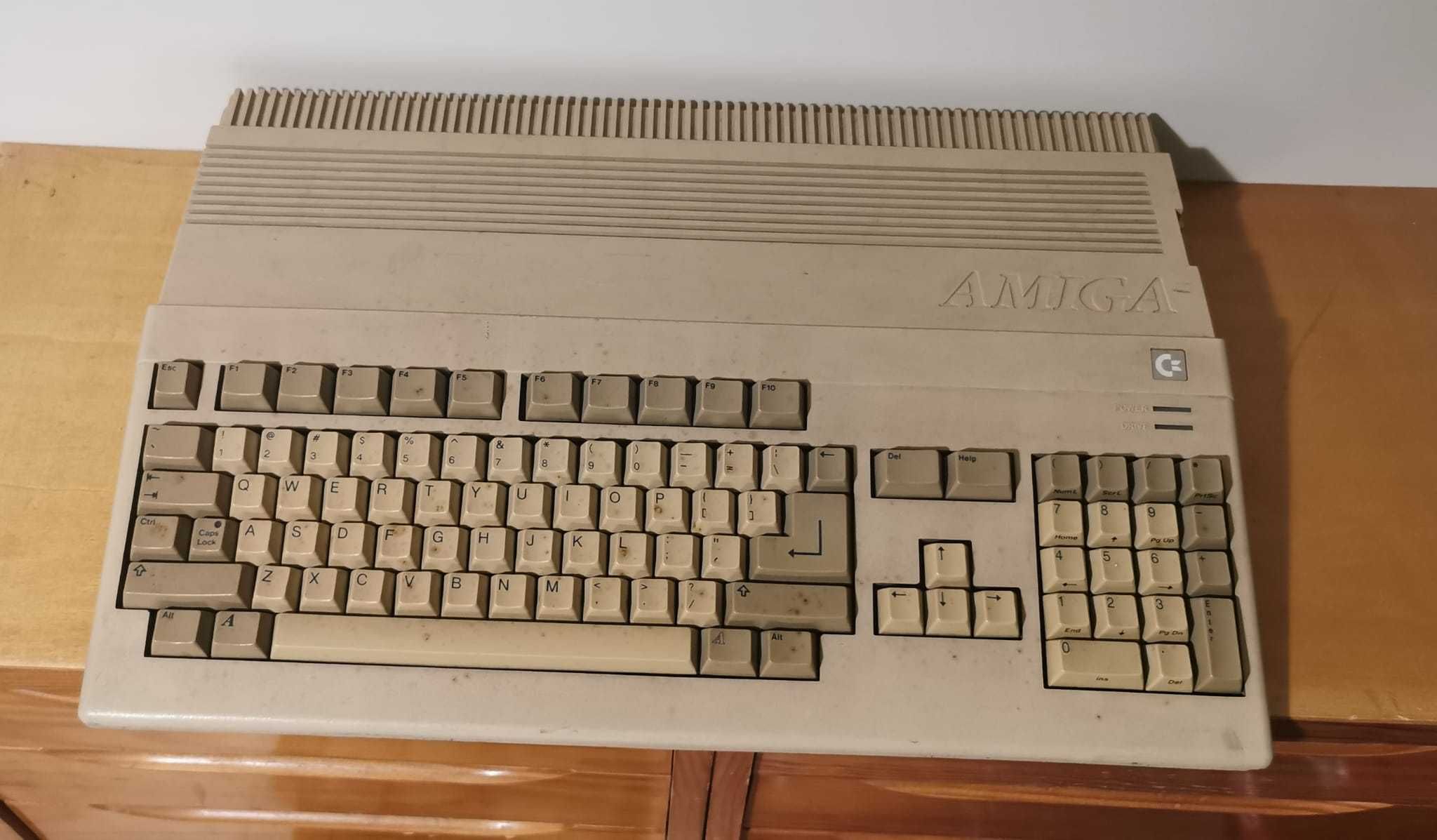 Commodore Amiga 500 com muitos acessórios vintage (Funcional)