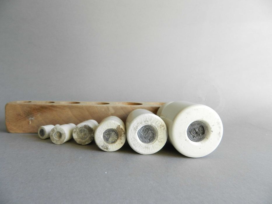 stare porcelanowe odważniki do wagi szalkowej