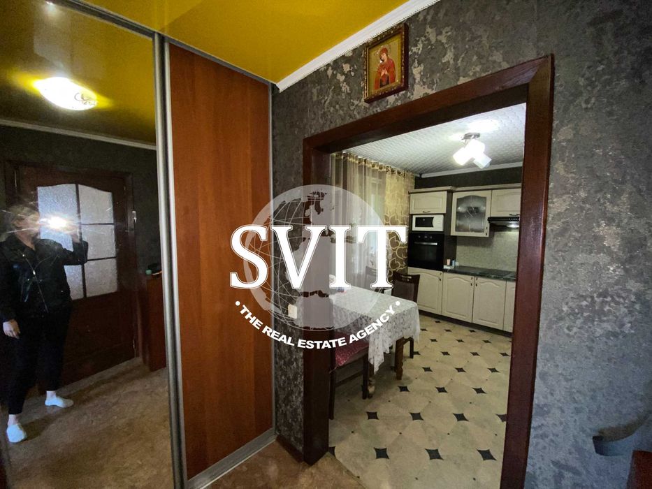 Продам заміський будинок з великим фермерським господарством