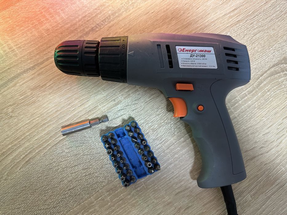Шуруповерт Енергомаш ДУ-21300 + набор бит в подарок