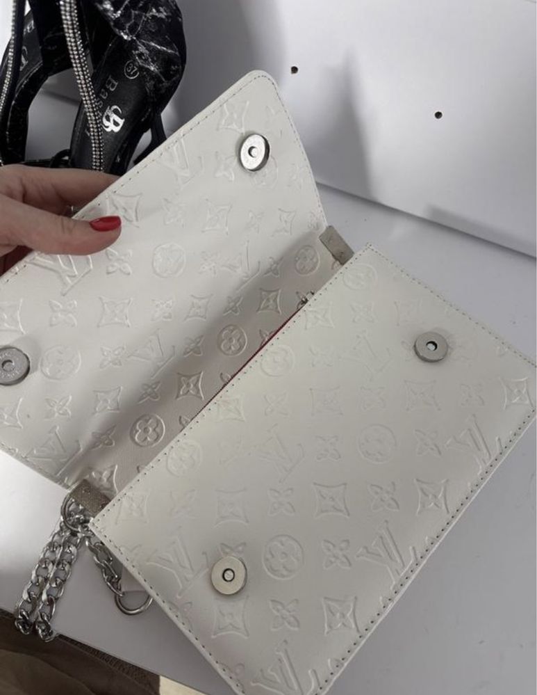 Біла сумочка клатч LV Louis Vuitton