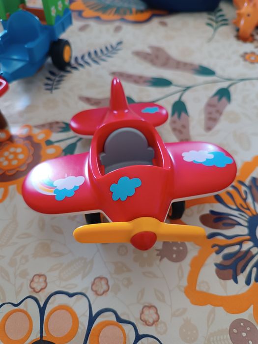 Playmobil 1.2.3. 
Autocarro 3€
Carroça 2€
Moto quatro 2€
Avião 2€
Mota